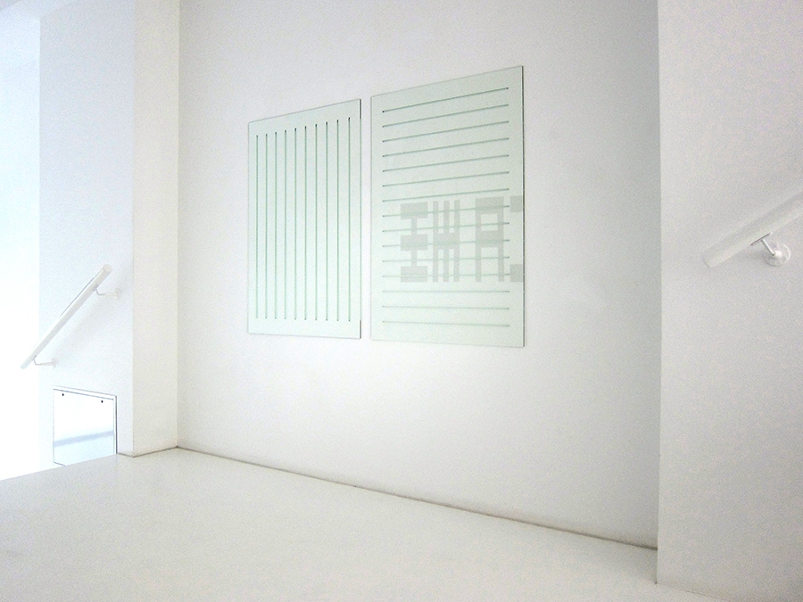 Galerie Bernd A. Lausberg. Reflective Editor: 10 single vertical, 15 single horizontal slots, parallel pattern [glass look], 2005. 72 x 108 x 0.3 cm 